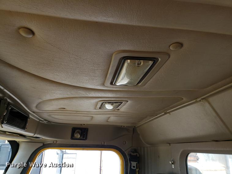 image for item DD4033 2005 International 9400i semi truck