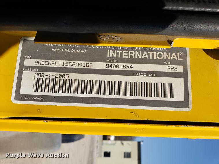 image for item DD4033 2005 International 9400i semi truck