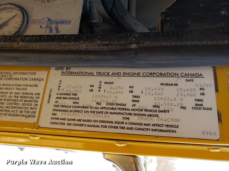 image for item DD4033 2005 International 9400i semi truck