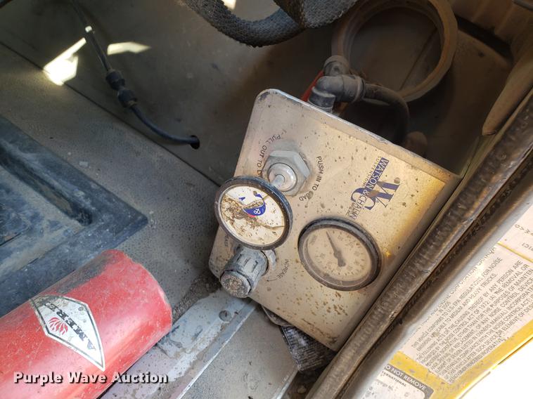 image for item DD4033 2005 International 9400i semi truck