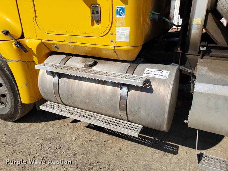 image for item DD4033 2005 International 9400i semi truck