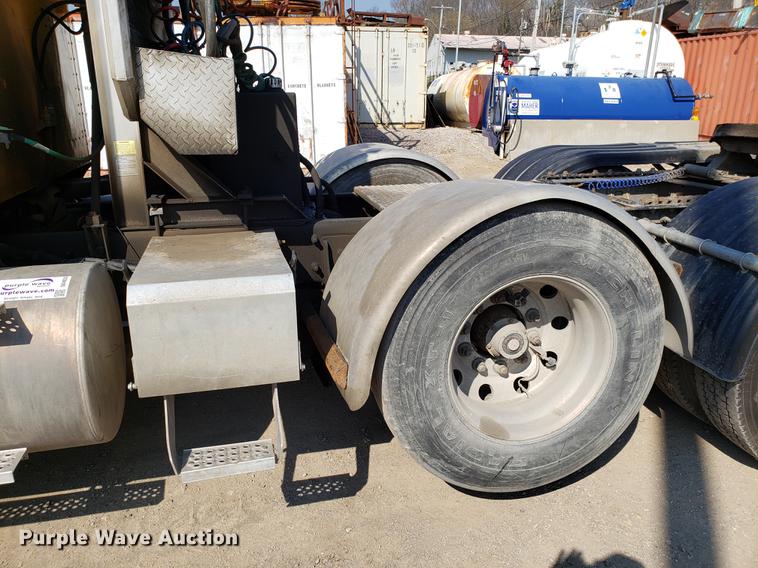 image for item DD4033 2005 International 9400i semi truck