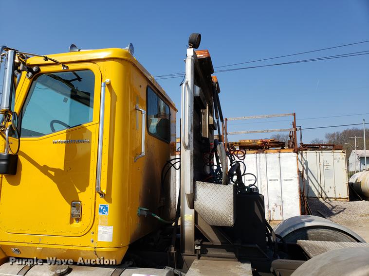 image for item DD4033 2005 International 9400i semi truck