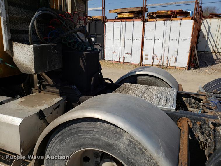 image for item DD4033 2005 International 9400i semi truck