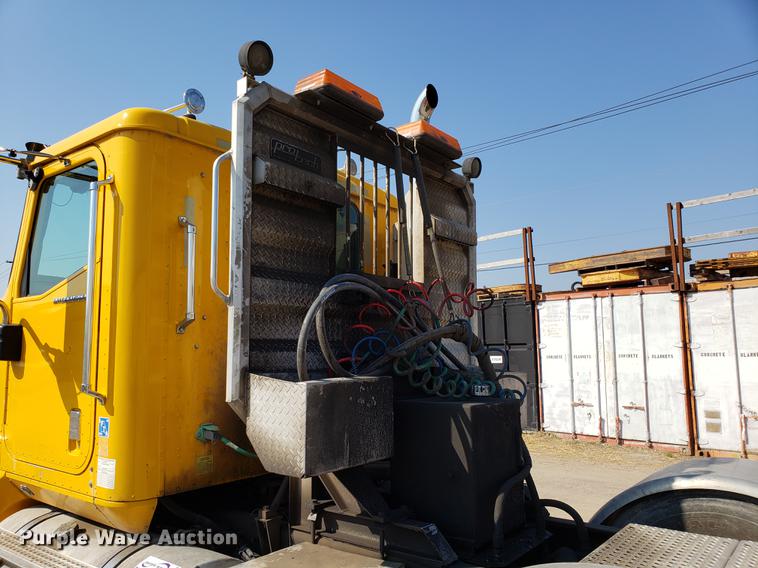 image for item DD4033 2005 International 9400i semi truck