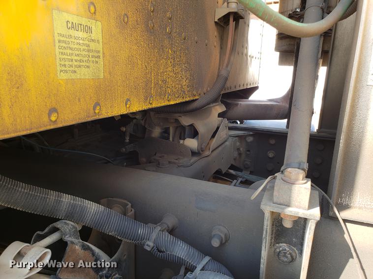 image for item DD4033 2005 International 9400i semi truck