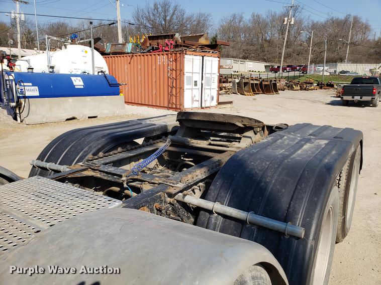 image for item DD4033 2005 International 9400i semi truck