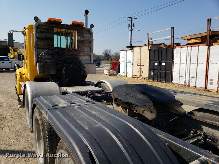 image for item DD4033 2005 International 9400i semi truck