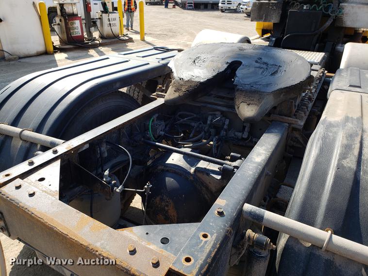 image for item DD4033 2005 International 9400i semi truck