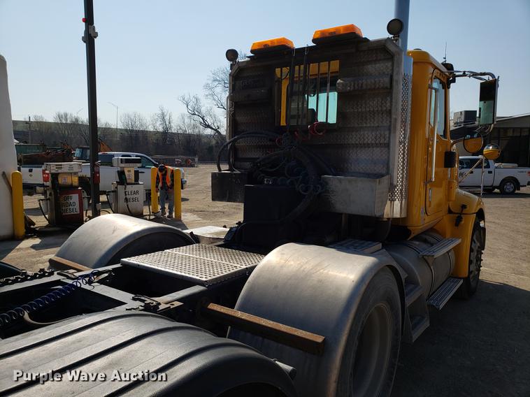 image for item DD4033 2005 International 9400i semi truck