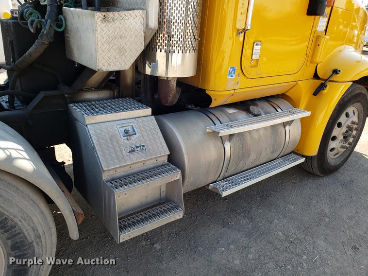 image for item DD4033 2005 International 9400i semi truck