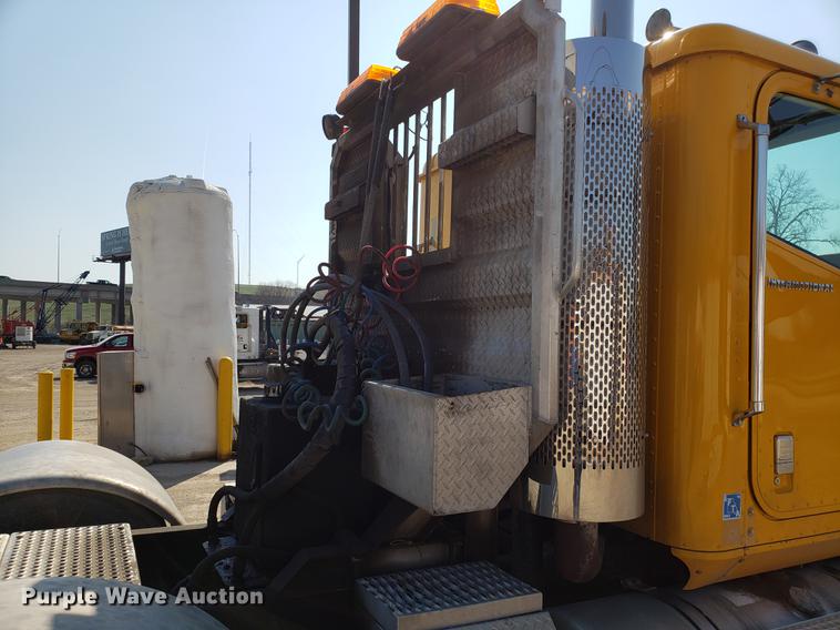 image for item DD4033 2005 International 9400i semi truck