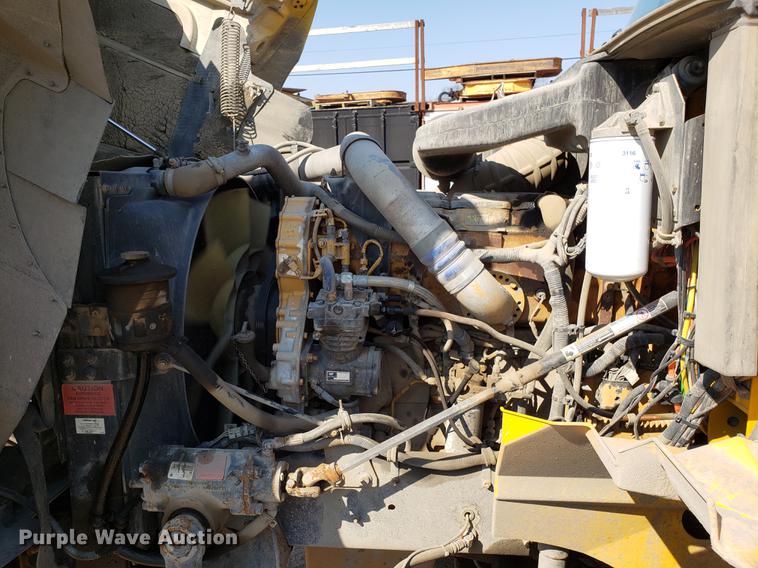 image for item DD4033 2005 International 9400i semi truck