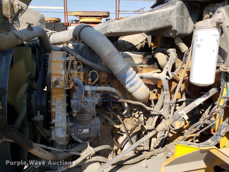 image for item DD4033 2005 International 9400i semi truck