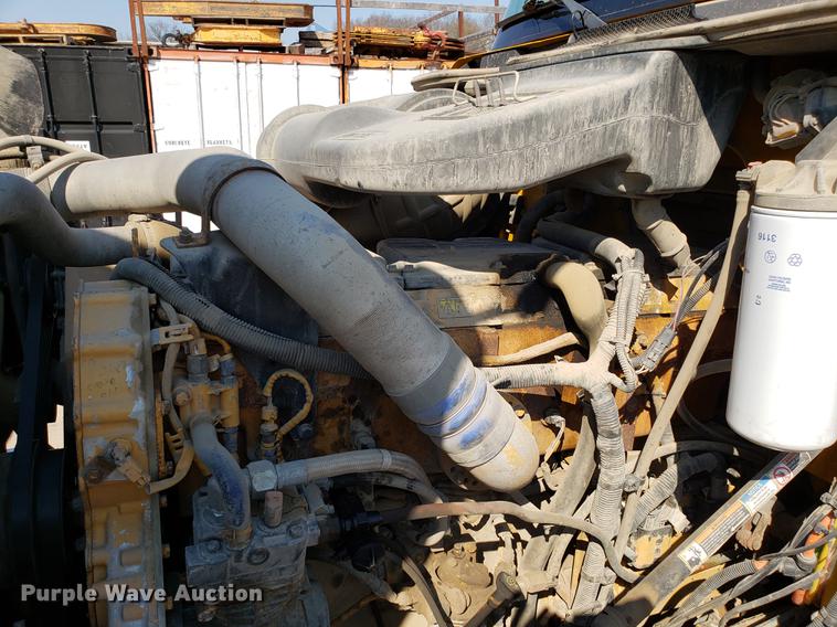 image for item DD4033 2005 International 9400i semi truck