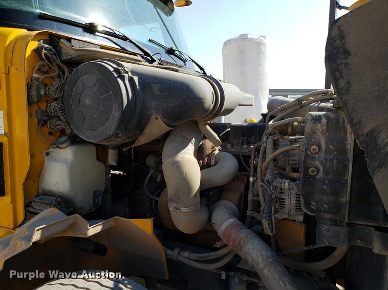 image for item DD4033 2005 International 9400i semi truck