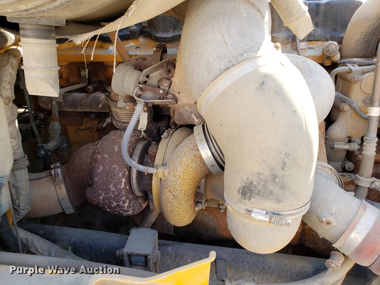 image for item DD4033 2005 International 9400i semi truck