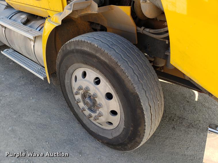 image for item DD4033 2005 International 9400i semi truck