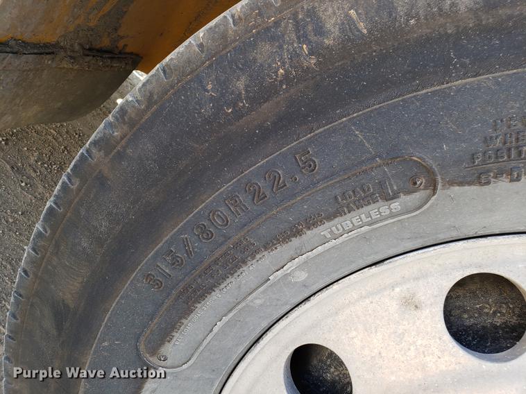 image for item DD4033 2005 International 9400i semi truck