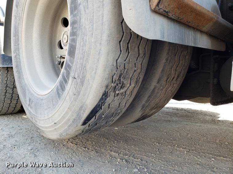 image for item DD4033 2005 International 9400i semi truck