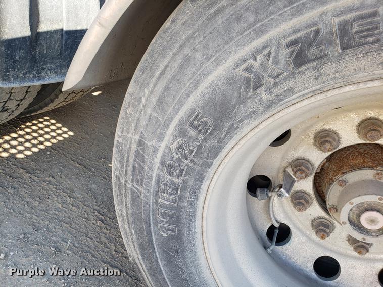 image for item DD4033 2005 International 9400i semi truck