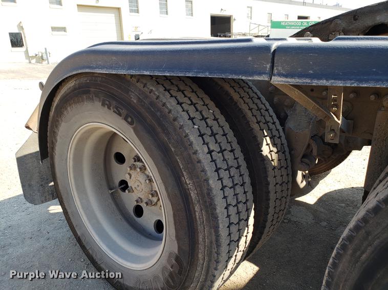 image for item DD4033 2005 International 9400i semi truck