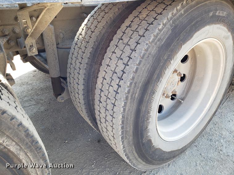 image for item DD4033 2005 International 9400i semi truck