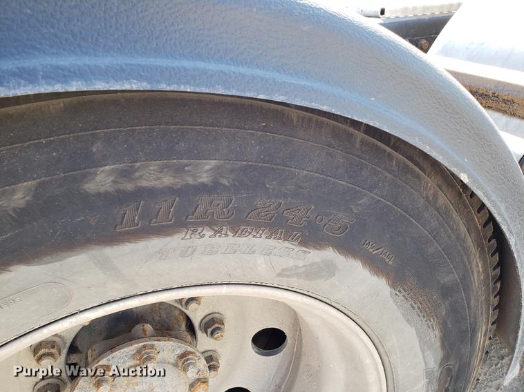 image for item DD4033 2005 International 9400i semi truck