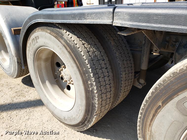 image for item DD4033 2005 International 9400i semi truck