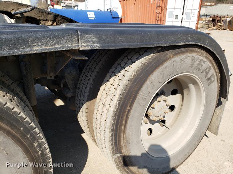 image for item DD4033 2005 International 9400i semi truck