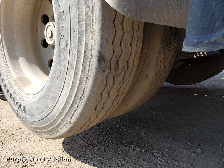 image for item DD4033 2005 International 9400i semi truck