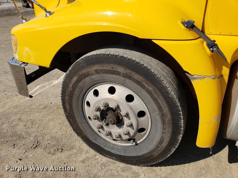 image for item DD4033 2005 International 9400i semi truck