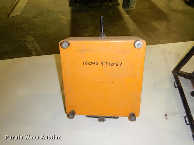 image for item DE0070 1997 IMT 10642 crane