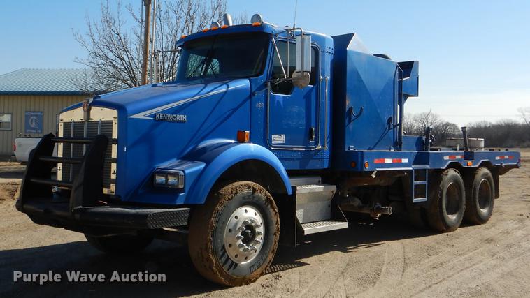 image for item DE0160 2003 Kenworth T800 tank truck