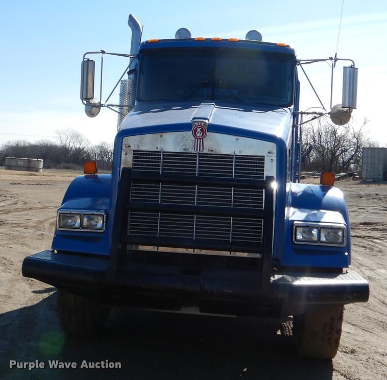 image for item DE0160 2003 Kenworth T800 tank truck