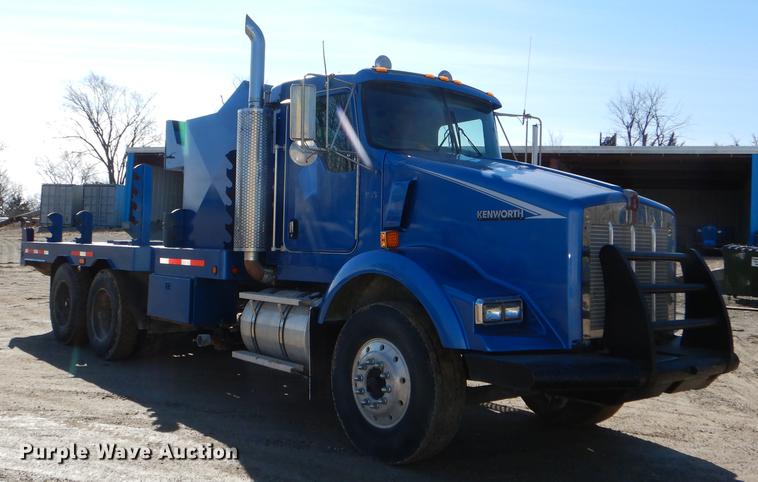 image for item DE0160 2003 Kenworth T800 tank truck