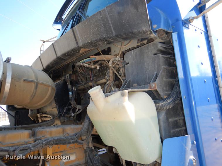 image for item DE0160 2003 Kenworth T800 tank truck