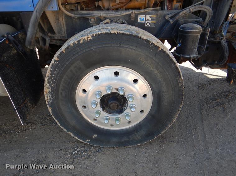 image for item DE0160 2003 Kenworth T800 tank truck