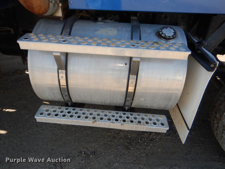 image for item DE0160 2003 Kenworth T800 tank truck