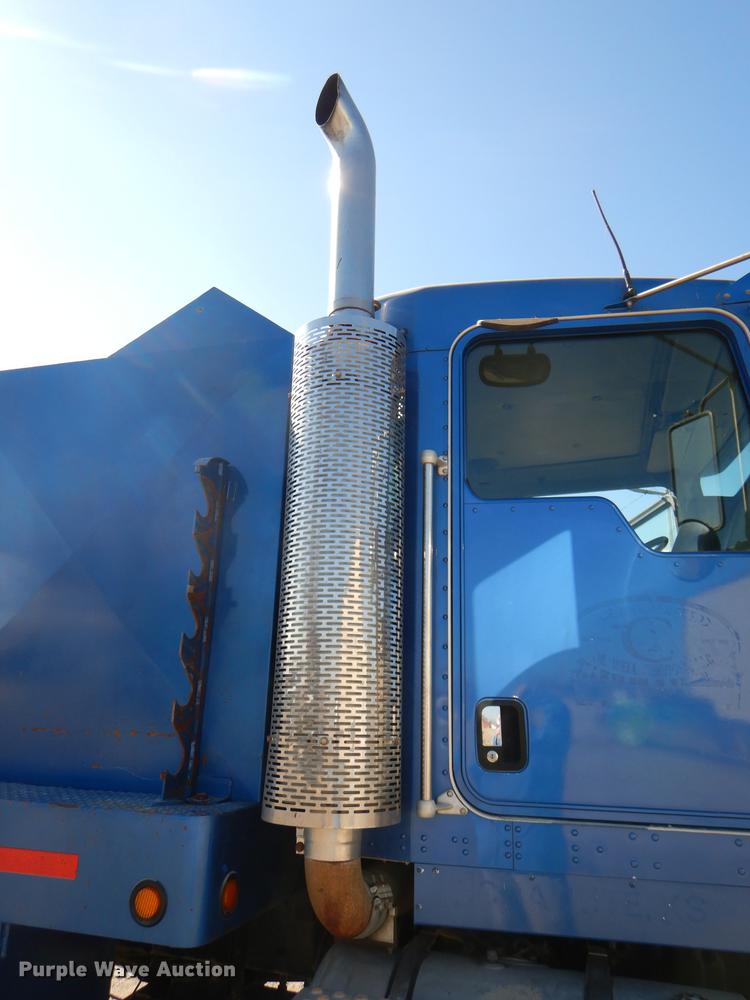 image for item DE0160 2003 Kenworth T800 tank truck