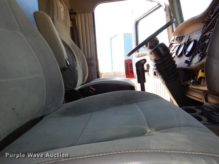 image for item DE0160 2003 Kenworth T800 tank truck