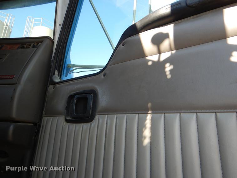 image for item DE0160 2003 Kenworth T800 tank truck