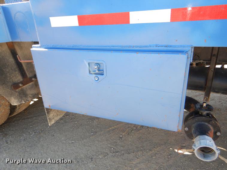 image for item DE0160 2003 Kenworth T800 tank truck