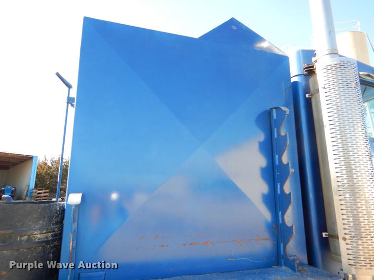 image for item DE0160 2003 Kenworth T800 tank truck