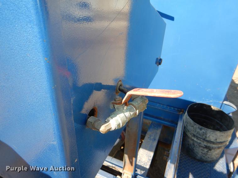 image for item DE0160 2003 Kenworth T800 tank truck