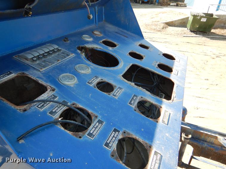 image for item DE0160 2003 Kenworth T800 tank truck