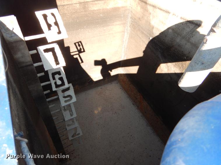 image for item DE0160 2003 Kenworth T800 tank truck