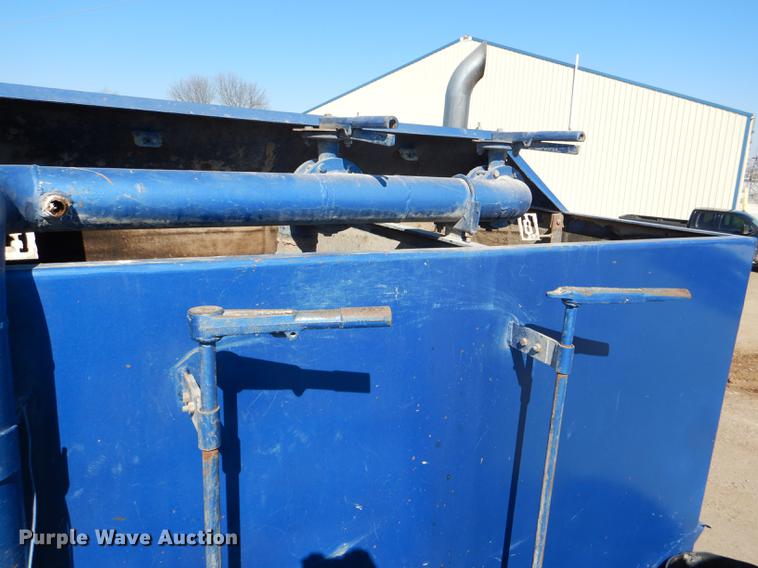 image for item DE0160 2003 Kenworth T800 tank truck