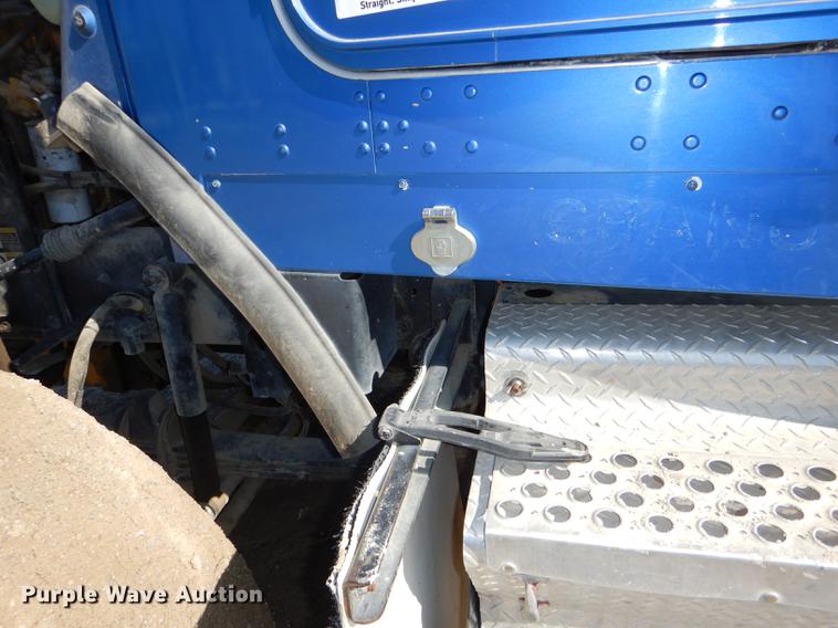 image for item DE0160 2003 Kenworth T800 tank truck