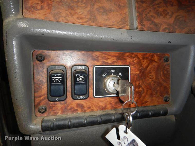 image for item DE0160 2003 Kenworth T800 tank truck